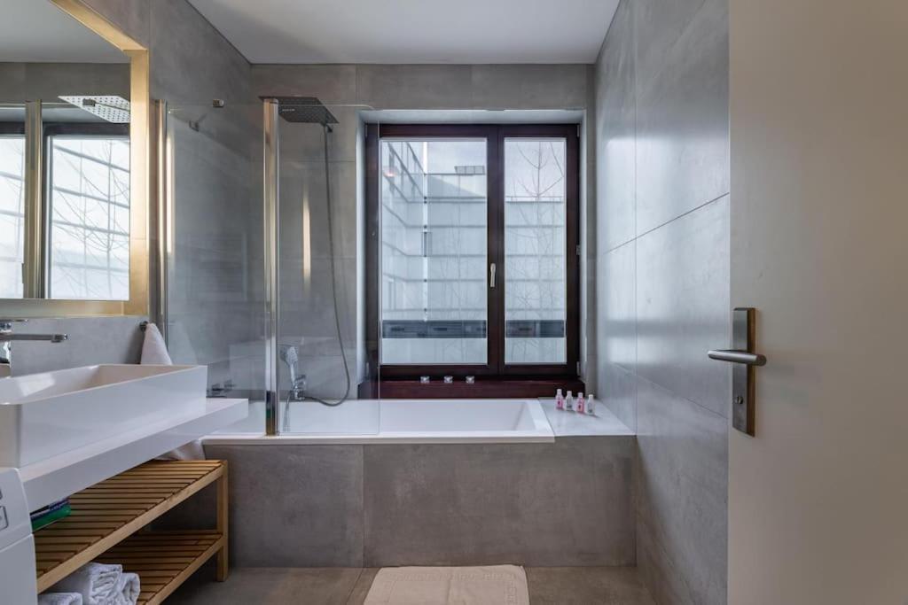 Modern Spacious Flat With A Terrace And A Parking براغ المظهر الخارجي الصورة