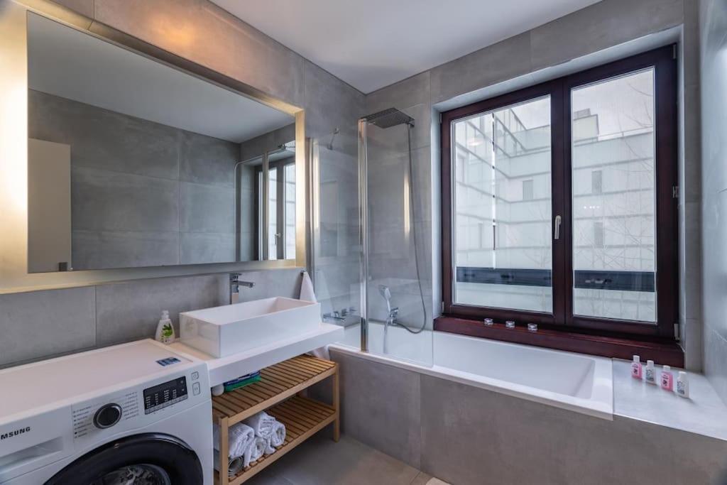 Modern Spacious Flat With A Terrace And A Parking براغ المظهر الخارجي الصورة