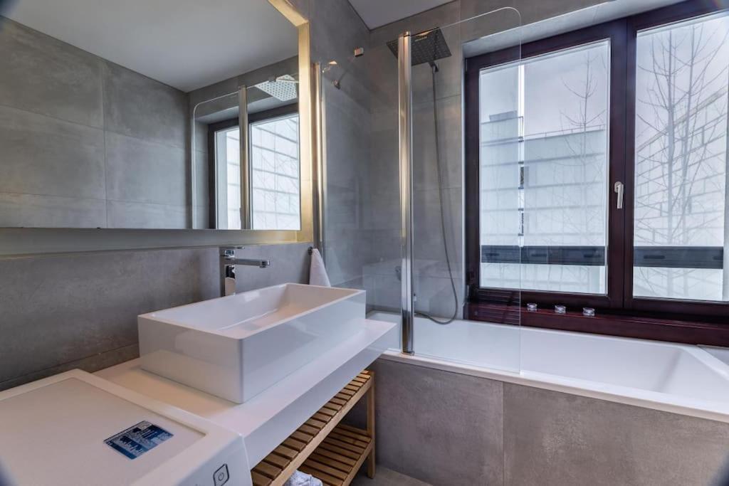 Modern Spacious Flat With A Terrace And A Parking براغ المظهر الخارجي الصورة